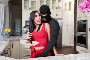 Câu chuyện về cô nàng có cặp vú quá cỡ khiến cho cuộc sống hằng ngày khó khăn