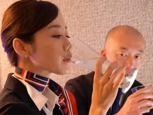 Nữ thần châu Âu bận rộn giữa hai con gà trống chỉ để có tinh trùng tươi