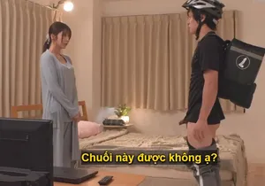 Nữ thần nổi tiếng đẹp nhất Internet đã ra biển để khoe đôi chân trắng nõn và tuyệt đẹp của mình với vẻ mặt dâm đãng, khoe đôi chân đẹp đang cọ xát vào vùng kín hồng hào, nâng mông và đưa máy rung vào