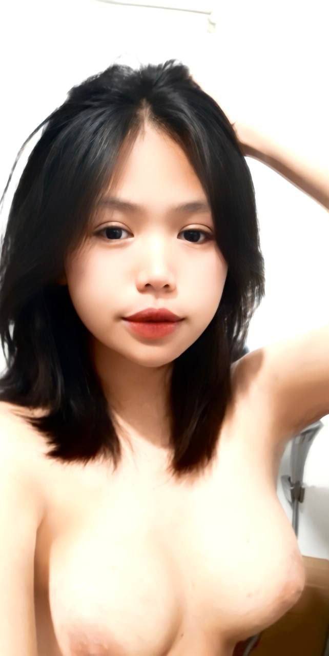 Massage chân đeo ngực lớn cho phụ nữ trẻ